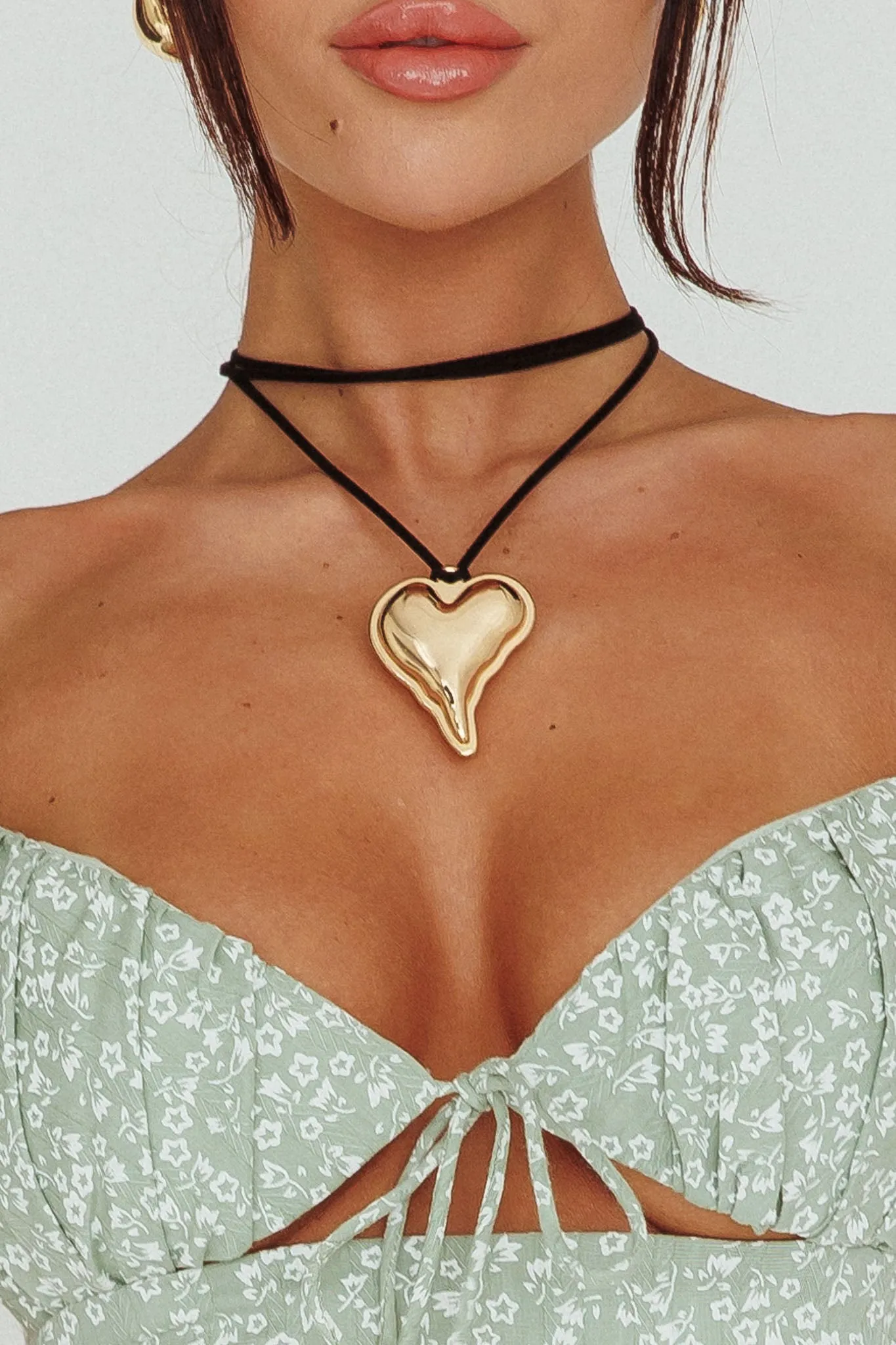 Corazon Heart Pendant Choker Gold