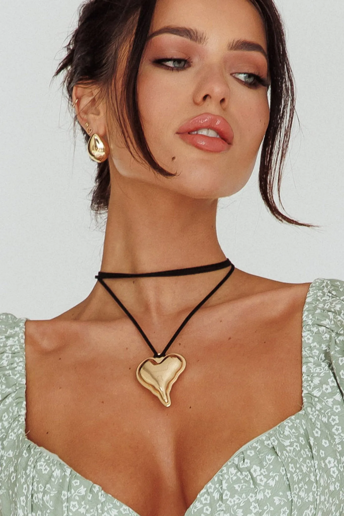 Corazon Heart Pendant Choker Gold