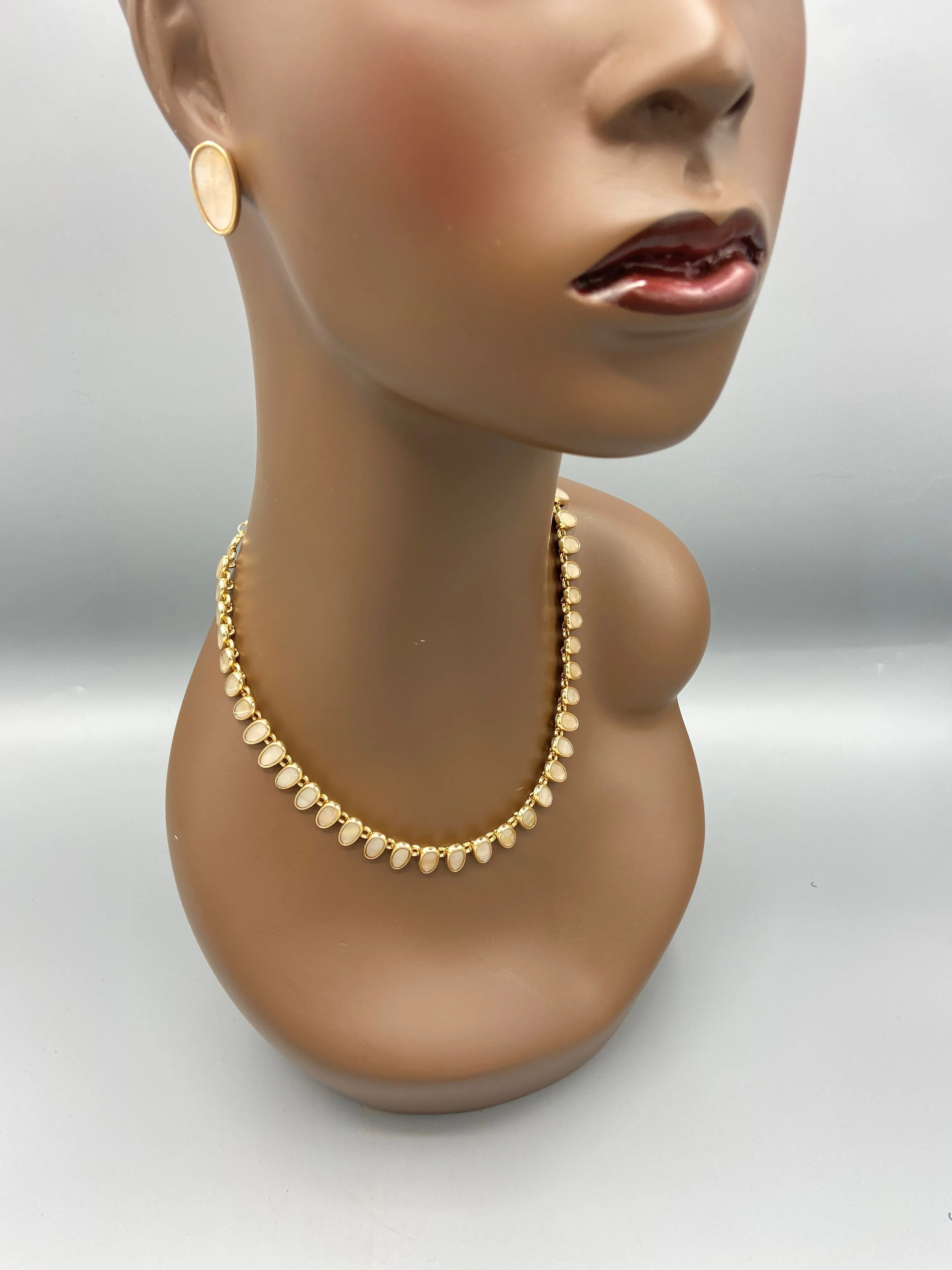 Sika Gold Shell Necklace And Earrings