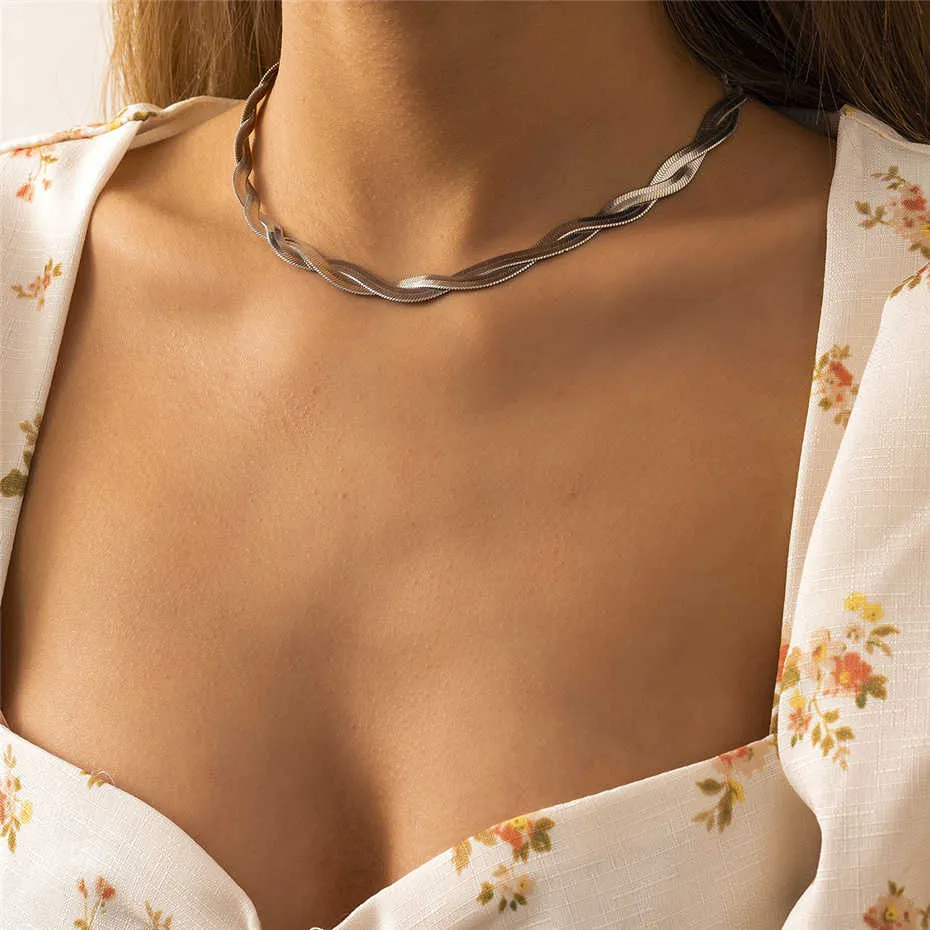 VenusFox Unique Twisted Snake Chain Necklace for Women Sexy Vintage Flat Blade Aircraft Link Clavicle Choker Necklace Jewelry Bijoux 2021